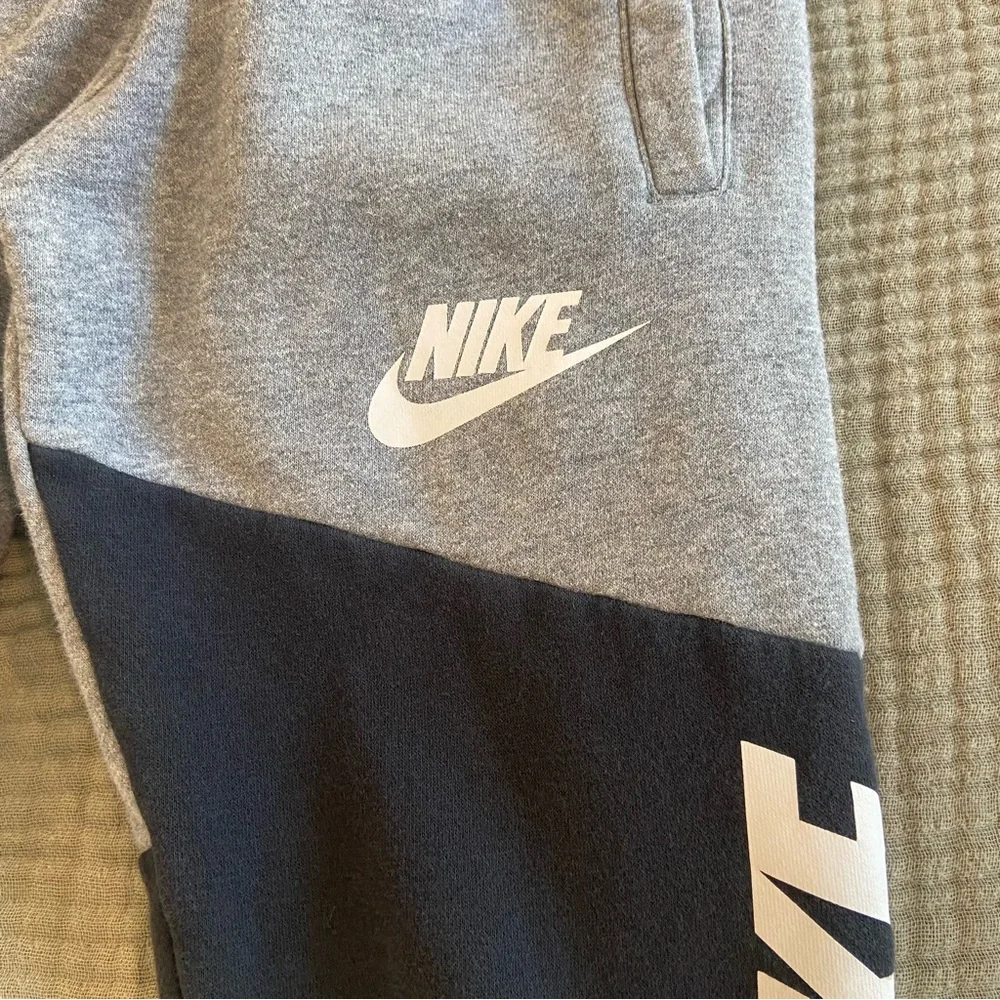 Nike boy's Gray and Black Joggers Size S - Picture 3 of 7